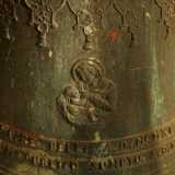 ...e con in rilievo un�effigie della Madonna col bambino